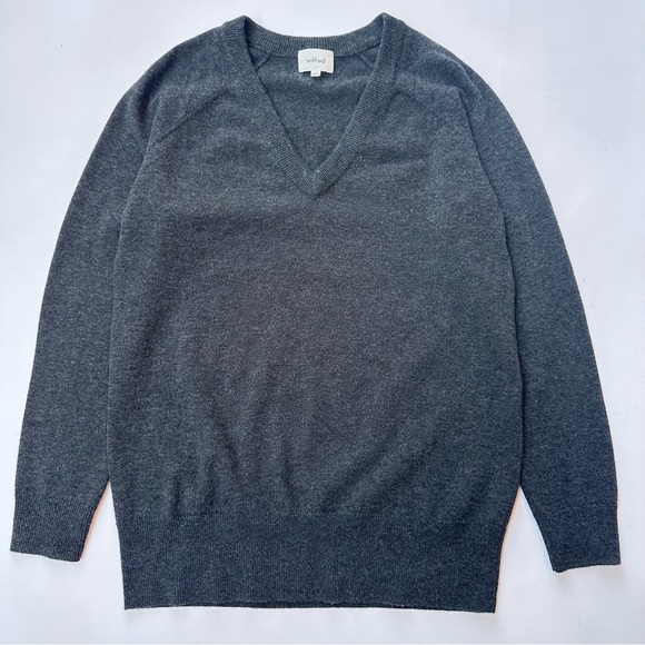 [SOLD] Aritzia Wilfred Grey Wool and Cashmere V-Neck Relaxed Fit Sweater size XS - Picture 3 of 14